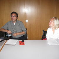 Referent Volker Frey in Aktion. Sabrina Nitz lauscht dem Vortrag
