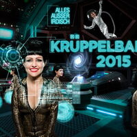 Der Krüppelballflyer: Eine außerirdische Erscheinung mit goldglänzender Schlangenhaut und rotgeschminkten Lippen lächelt aus dem Cockpit eines Raumschiffs. Zwei hellleuchtende Räder rotieren zur Fortbewegung. Ein Astronaut steigt in die Glaskuppel.