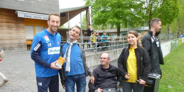 Manuel Ortlechner im Trainingsdress von Austria Wien hält das Parfum "Reiz-Unisex" in der Hand. Andreas Guth, Markus Ender und Elisabeth Ha lachen zum Fotografen.