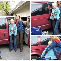 Eine Fotocollage die die Persönliche Assistenz beim Aussteigen aus einem Auto in einen Rollstuhl zeigt. Zwei lachende Frauen am Werk, hochkonzentriert.