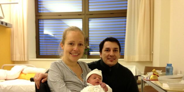 Sabrina Nitz und Daniel Studer strahlen in die Kamera. Sabrina hält ihr Baby Jamie Noel in den Armen und zeigt es dem Fotografen. Jamie ist neugierig und interessiert sich mehr für das Geschehen am Nebentisch.