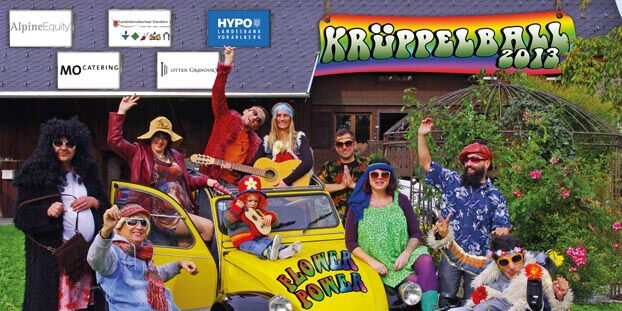 In der Mitte ein gelbleuchtender 2CV, Kennzeichen B PEACE 1. Rundherum Hippi-Menschen mit und ohne Gitarre, Sonnenbrille, Rollstuhl, Stirnband, Blumen.