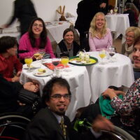 Die ReizlerInnen feiern den 3. Platz beim Fotowettbewerb am Buffet des Landhauses in Bregenz.