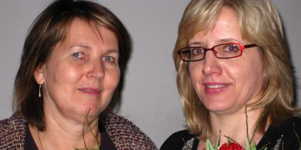 Links die neue Obfrau Claudia Niedermair. Rechts Reingard Rauch mit einem Blumenstrauß in rotweißgrün mit violetter Schleife. Foto: Marlies Vith.