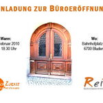 Der Einladungsflyer für die Büroeröffnung. Die Mitte ziert eine einladende Tür.