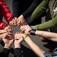 Ein Handkreis. Sechs Menschen strecken ihre Arme aus, fassen sich an den Händen und halten sie zu einem Kreis zusammen. Foto: Hanno Mackowitz