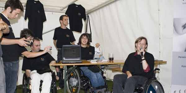 Das Reiz-Team mit seinem Stand auf dem Transmitter Festival. Auf der rechten Seite sieht man Margit beim Interview. Im Hindergrund stehen Leute von Reiz.