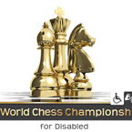Drei Schachfiguren in Gold: König, Läufer, Springer stehen im Zentrum des Bildes. Daneben das Zeichen für RollstuhlfahrerIn,Gehörlose und Blinde. Darunter steht der Schriftzug 1st World Chess Championship for Disabled.