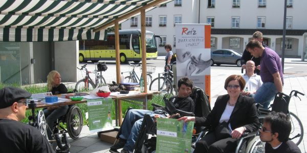 Die Dornbirner Sozialstadträtin Marie-Louise Hinterauer vor dem Start der Rollstuhlralley. Mehrere RollstuhlfahrerInnen sind beim Stand "Barrierefreie Umwelt" von Reiz-Selbstbestimmt Leben engagiert.