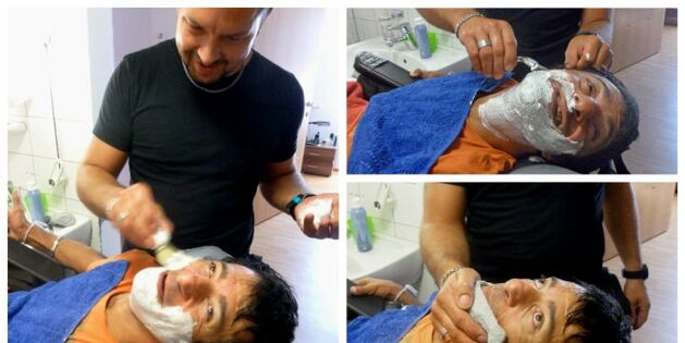 Eine Fotozusammenstellung. Auf dem großen Bild links pinselt ein Persönlicher Assistent das Kinn eines Rollstuhlfahrers zur Rasur des Bartes. Beide Männer lachen in die Kamera. Auf den beiden Bildern rechts die Rasur mit der Klinge und die Endreinigung de