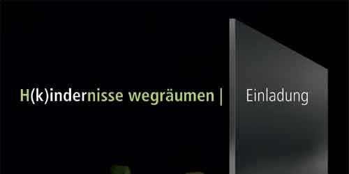 H(k)indernisse wegräumen - Einladung || Verschiedenfarbige Gummibären stehen umher. Auf der rechten Seite steht einsam hinter einer Glasscheibe ein roter Gummibär. Oben steht H(k)indernisse wegräumen - Einladung