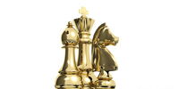 Drei Schachfiguren in Gold: König, Läufer, Springer stehen im Zentrum des Bildes. Daneben das Zeichen für RollstuhlfahrerIn,Gehörlose und Blinde. Darunter steht der Schriftzug 1st World Chess Championship for Disabled.