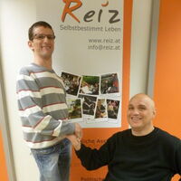 Der neue Obmann Andreas Guth nimmt die Gratulation von Reinhard Zischg entgegen.