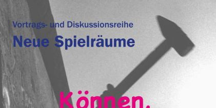 Folder der Vortrags- und Diskussionsreihe Neue Spielräume. Können, täten wir! Spielboden. Eine Mauer. Ein Mann mit Vorschlaghammer holt aus zum Schlag gegen die Mauer.