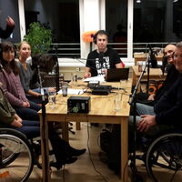 Diskussionsrunde der Livesendung FM4 Auf Laut: drei Frauen, drei Männer sitzen um den Tisch mit Kopfhörern um die Ohren, Mikrophonen vor den Mündern. Alle lachen in die Kamera. Der ORF Techniker im Hintergrund stehend ist mit seinem Kopfhörer beschäftigt.