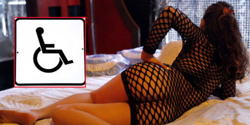 Foto: ddp/imago. Auf einem Bett mit dem Rücken zur Kamera liegt eine Frau leicht bekleidet mit einem schwarzen Netzkleid. Ein rot-schwarz-umrahmtes Rollstuhlfahrer-Schild prangt in der linken oberen Ecke des Bildes. Für Rollstuhlfahrer verboten.