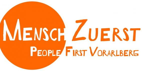 Das Logo von Mensch Zuerst - People First Vorarlberg. Der Schriftzug Mensch und People leuchtet weiß in einer Orangen Sonne. Der Schriftzug Zuerst und First Vorarlberg daneben ist in Orange auf weißem Grund.