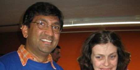 Lester Soyza und Daniela Grabher halten den großen Schlüssel der Schatzkiste in der Hand.