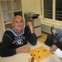 Reinhard und Sülo beim Mühlespiel. Sülo am Nachdenken, Reinhard siegesgewiss.