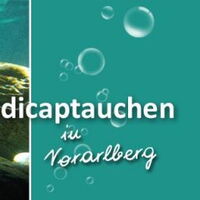 Blaue Unterwasserlandschaft. Im Vordergrund steht „Handicaptauchen in Vorarlberg“
