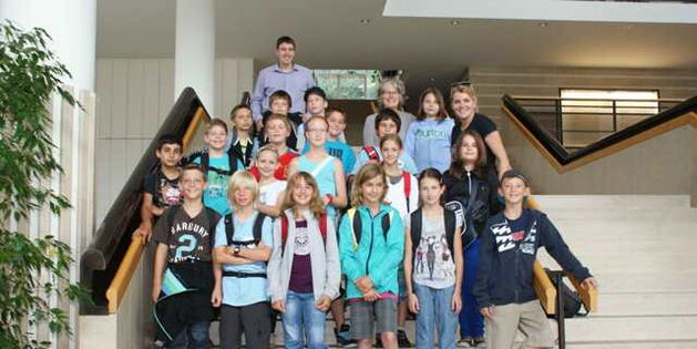 Vor der Landhausführung: Die Volksschulviertklässler mit ihren Lehrerinnen auf der Stiege im Landhausfoyer. Ganz hinten Daniel Kolb.