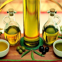 Ein Tisch gedeckt mit Oliven- und Olivenölflaschen. Bildquelle: http://www.blog.spanien-andalusien.com/olivenol-andalusien/