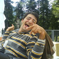 Süleyman Kurt hat gut lachen! Auf der Aussichtsterrasse beim Karren in Dornbirn. Im Hintergrund Wald, im Vordergrund das strahlende Lachen von Sülo.