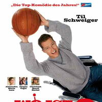 Wo ist Fred - Film-Cover Til Schweiger sitzt im Rollstuhl und fängt einen Ball.