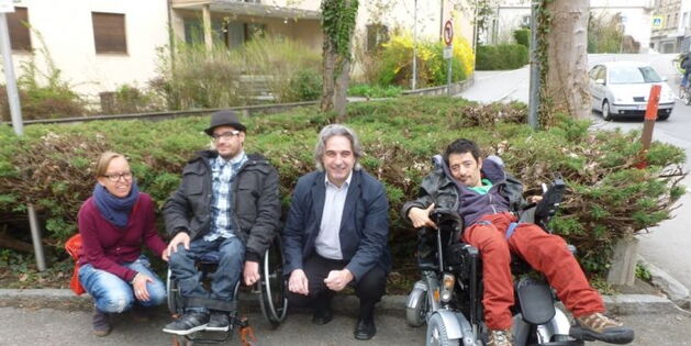 Von Links: vor einer grünen Hecke posieren Praktikantin Dominique Bertsch, Benjamin Tschugmell, Bundesbehindertenanwalt Erwin Buchinger und Süleyman Kurt. Ein Lachen für den Fotografen.