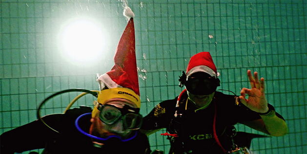 Markus Ender beim Tauchgang mit Weihnachtsmütze.