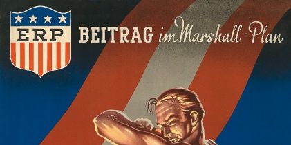 Werbung für den Marshall-Plan. Ein Plakat in Blau mit rotweißroter Fahne im Hintergrund. Ein Arbeiter mit nacktem Oberkörper holt mit dem großen Hammer aus zum Schlag auf ein Metall.