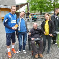 Manuel Ortlechner im Trainingsdress von Austria Wien hält das Parfum "Reiz-Unisex" in der Hand. Andreas Guth, Markus Ender und Elisabeth Ha lachen zum Fotografen.