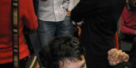 Süleyman Kurt im schwarzen Anzug mit Baby Noah im Arm.