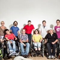 Das Reiz-Team versammelt vor dem Fotografen. Im Vordergrund die RollstuhlfahrerInnen.