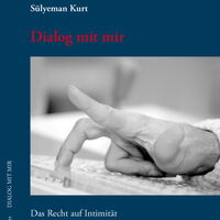 Buchcover Dialog mit mir - Das Recht auf Intimität von Süleyman Kurt. Eine spastisch gelähmte Hand schreibt auf einer Tastatur.