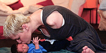 Alison Laper beugt sich über ihren Säugling Parys und küsst ihn. Foto: www.increidible.com