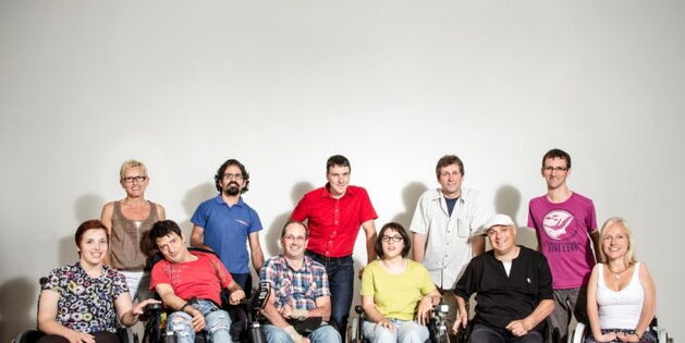 Das Reiz-Team versammelt vor dem Fotografen. Im Vordergrund die RollstuhlfahrerInnen.