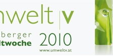 Das Logo der Vorarlberger Umweltwoche. Neben dem Schriftzug "Umwelt" und "Vorarlberger Umweltwoche 2010" zeigen drei schmale aufrechtstehende Bilder grüne Blätter, blaues Wasser und braune Erde.